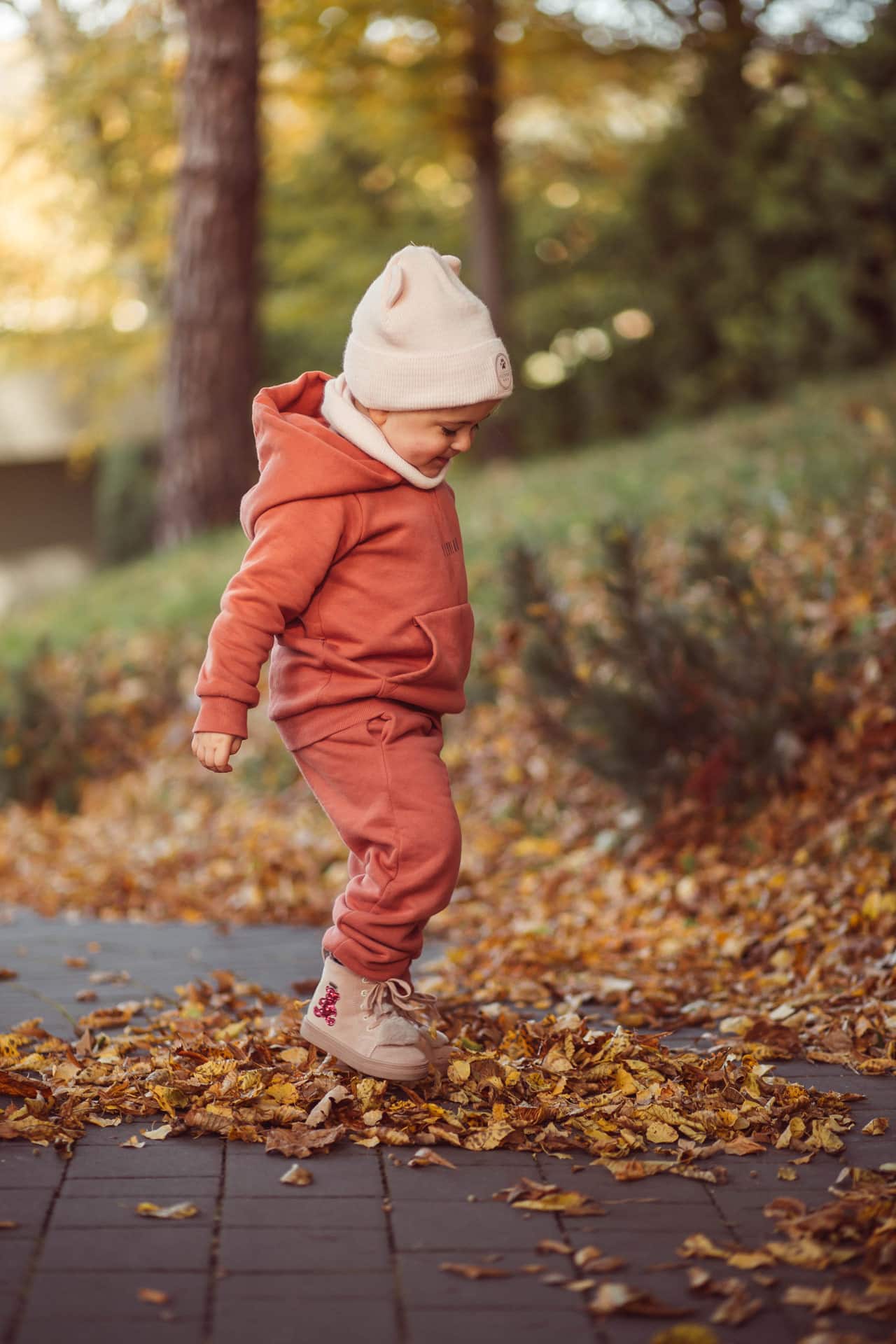 Jak ubierać dziecko na spacer? Jesienny spacer już niestraszny | BARTEK