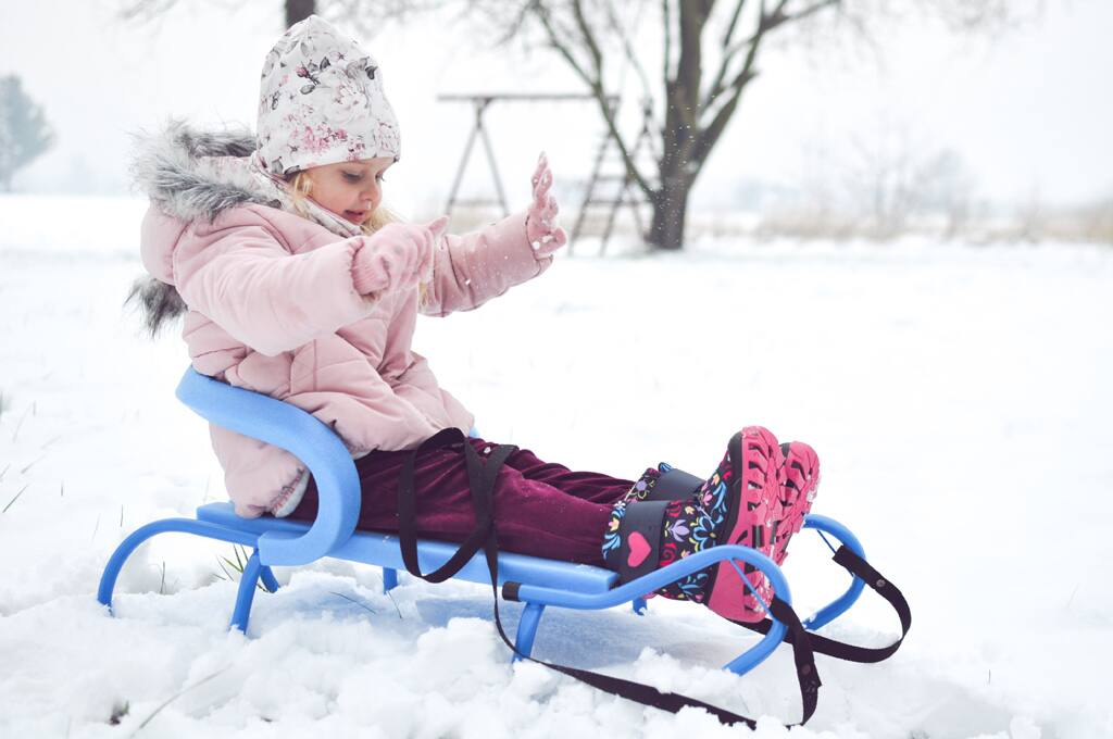 Sporty zimowe i zabawy dla dzieci. Jak dopasować ubranie?
